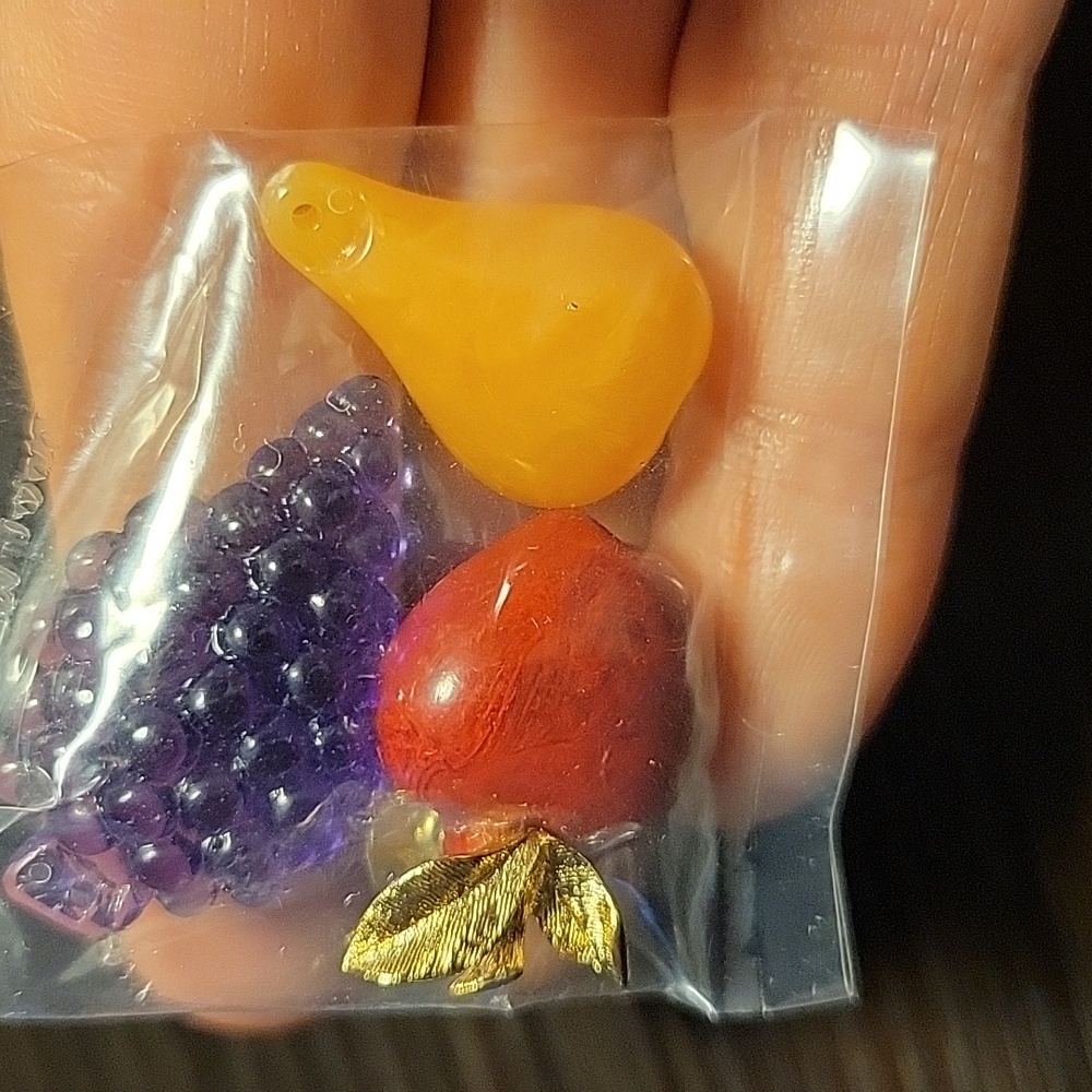 Vintage 1981 Avon Convertible Fruits Pin - Picture 3 of 7
